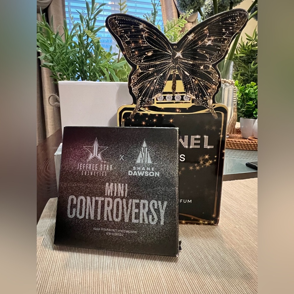Jeffree Star Mini Controversy Palette - Multicolored